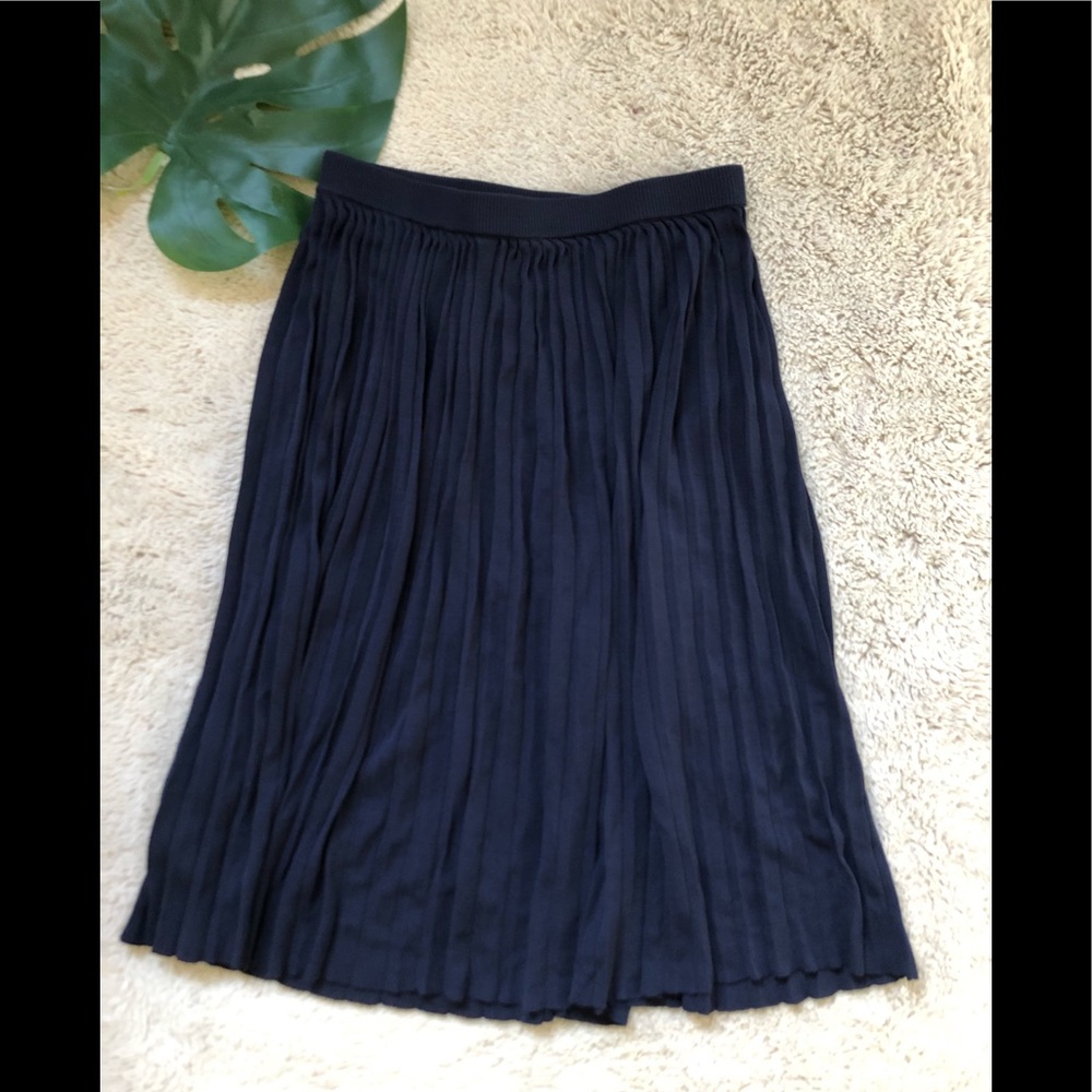 🌿 T TAHARI Navy Pleated skirt stretchy size S